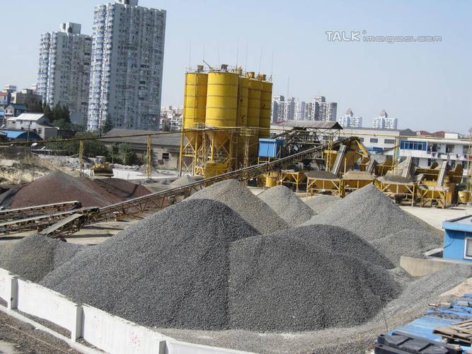 城市天際的構(gòu)筑者 無人化工廠與建筑起重技術(shù)的時代交響