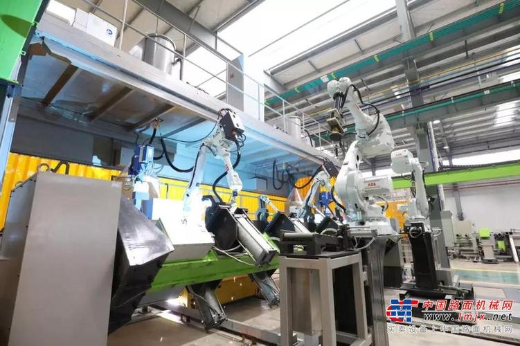智造新引擎 工業(yè)機(jī)器人智能工廠如何重塑中聯(lián)重科建筑起重機(jī)械倉儲體系